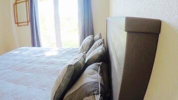 1 habitación, tabla de planchar con plancha, wifi gratis y ropa de cama