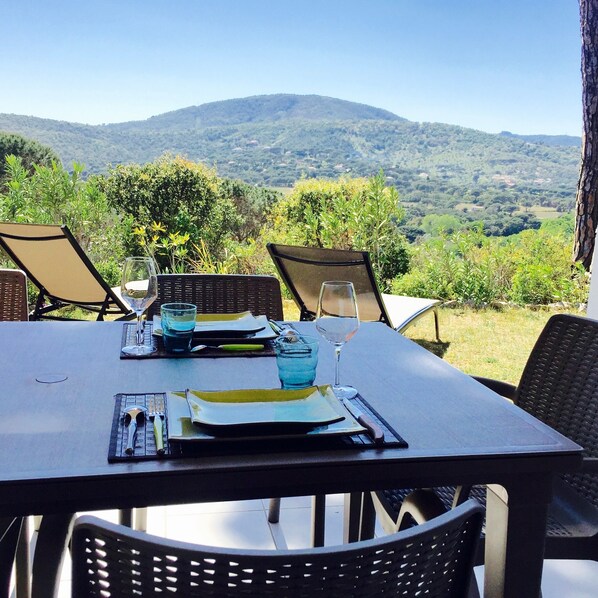 Outdoor dining - Large 45m2 south-facing apartment with beautiful terrace, enclosed garden, magnificent view! (Sainte-Maxime)