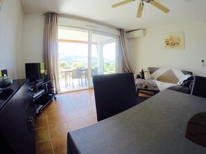 TV, DVD player - Large 45m2 south-facing apartment with beautiful terrace, enclosed garden, magnificent view! (Sainte-Maxime)