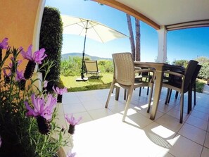 Outdoor dining - Large 45m2 south-facing apartment with beautiful terrace, enclosed garden, magnificent view! (Sainte-Maxime)