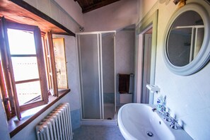 Dusche, Haartrockner, Bidet, Handtücher