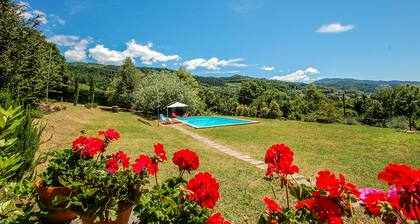 House with private pool,panoramic views in northern Tuscany. 4 bedrooms-9 sleeps