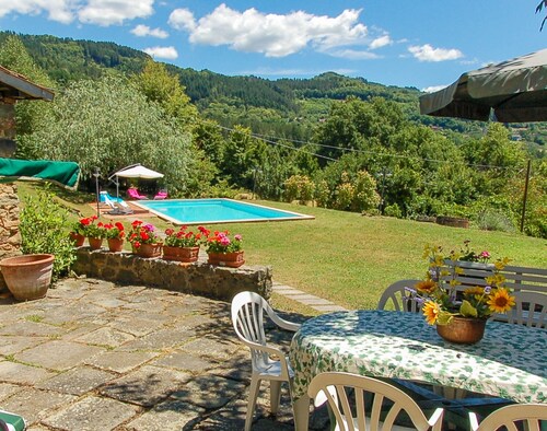 House with private pool,panoramic views in northern Tuscany. 4 bedrooms-9 sleeps