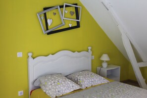 4 bedrooms, iron/ironing board, travel crib, free WiFi