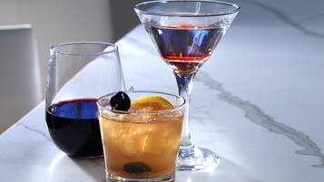 Tres vasos de bebidas sobre una superficie de mármol.