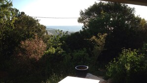 A table set outdoors with a view of a coastal landscape. - Loft on Mont St Clair with private pool and sea view - SETE (Sète)