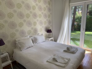 5 bedrooms, iron/ironing board, Internet, bed sheets