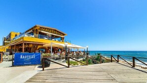Restaurante Nautilus frente a la playa, con terraza y vistas al océano.
