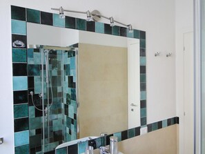 Shower, hair dryer, bidet, towels - Beautiful apartment few steps from the 'Lungarno' of Florence (Firenze)