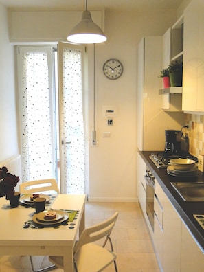 Réfrigérateur, four à micro-ondes, un four, surface de cuisson