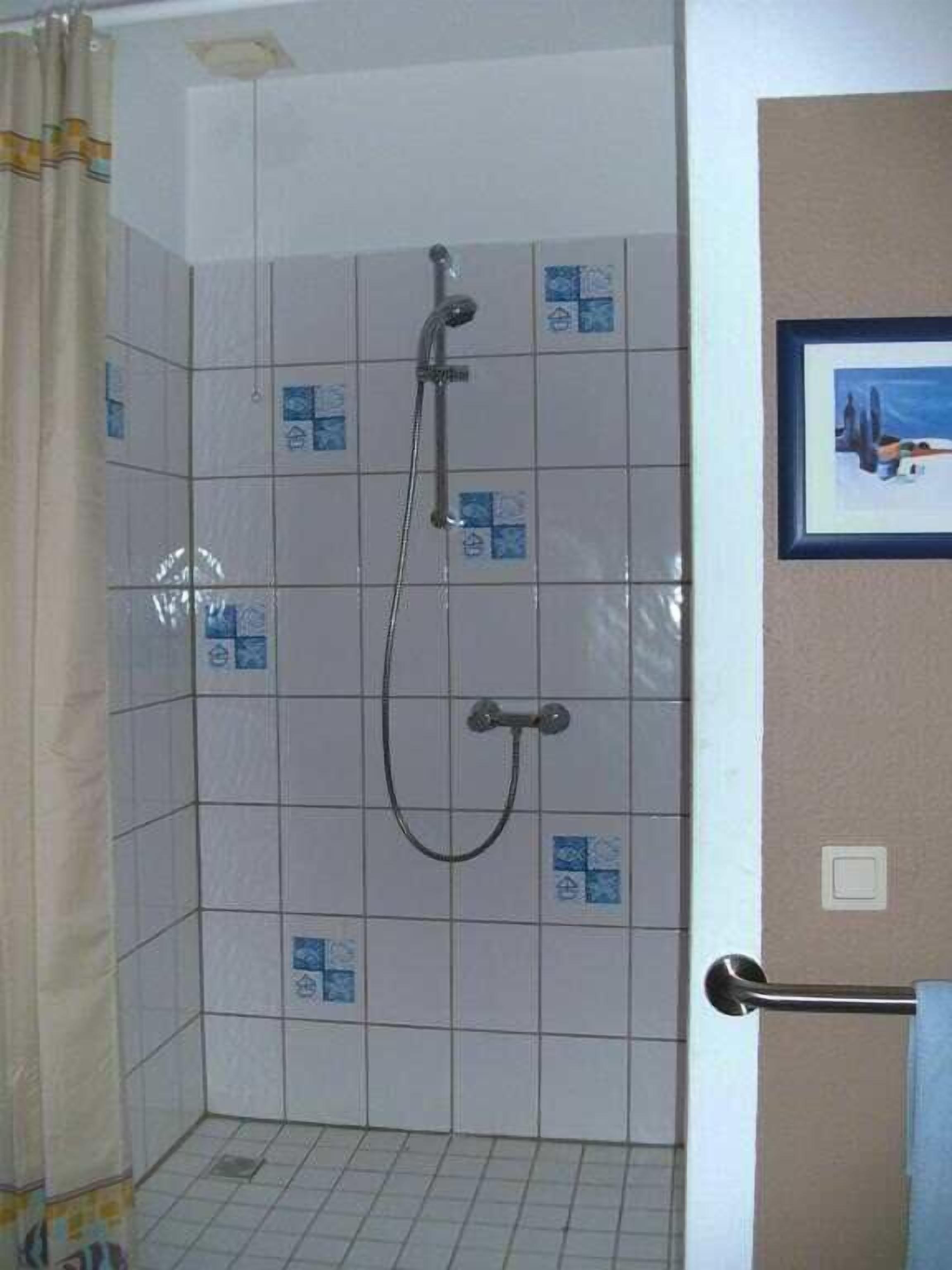Deep-soaking bathtub, hair dryer, towels