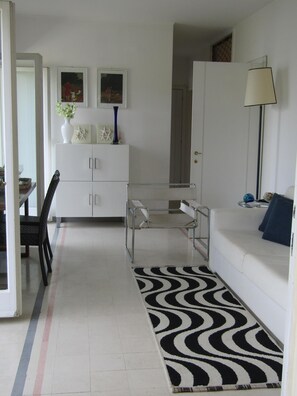 Télévision, cheminée, livres