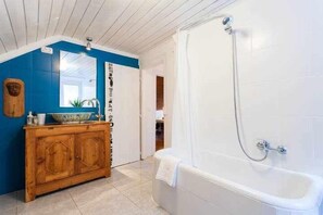 Secadora de cabello, toallas, papel de baño
