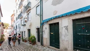 Una stretta via acciottolata fiancheggiata da edifici.