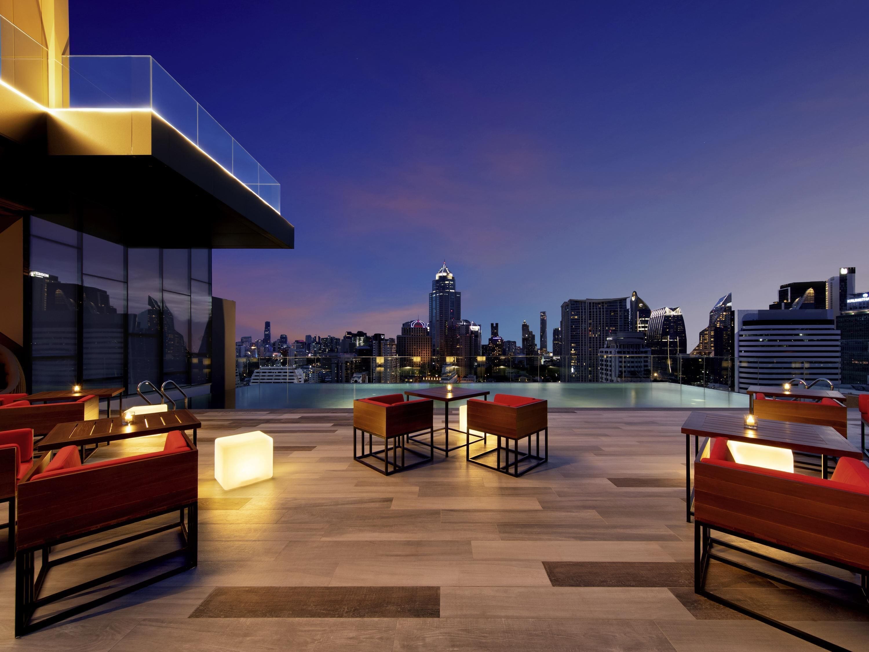 2 bars/lounges, rooftop bar