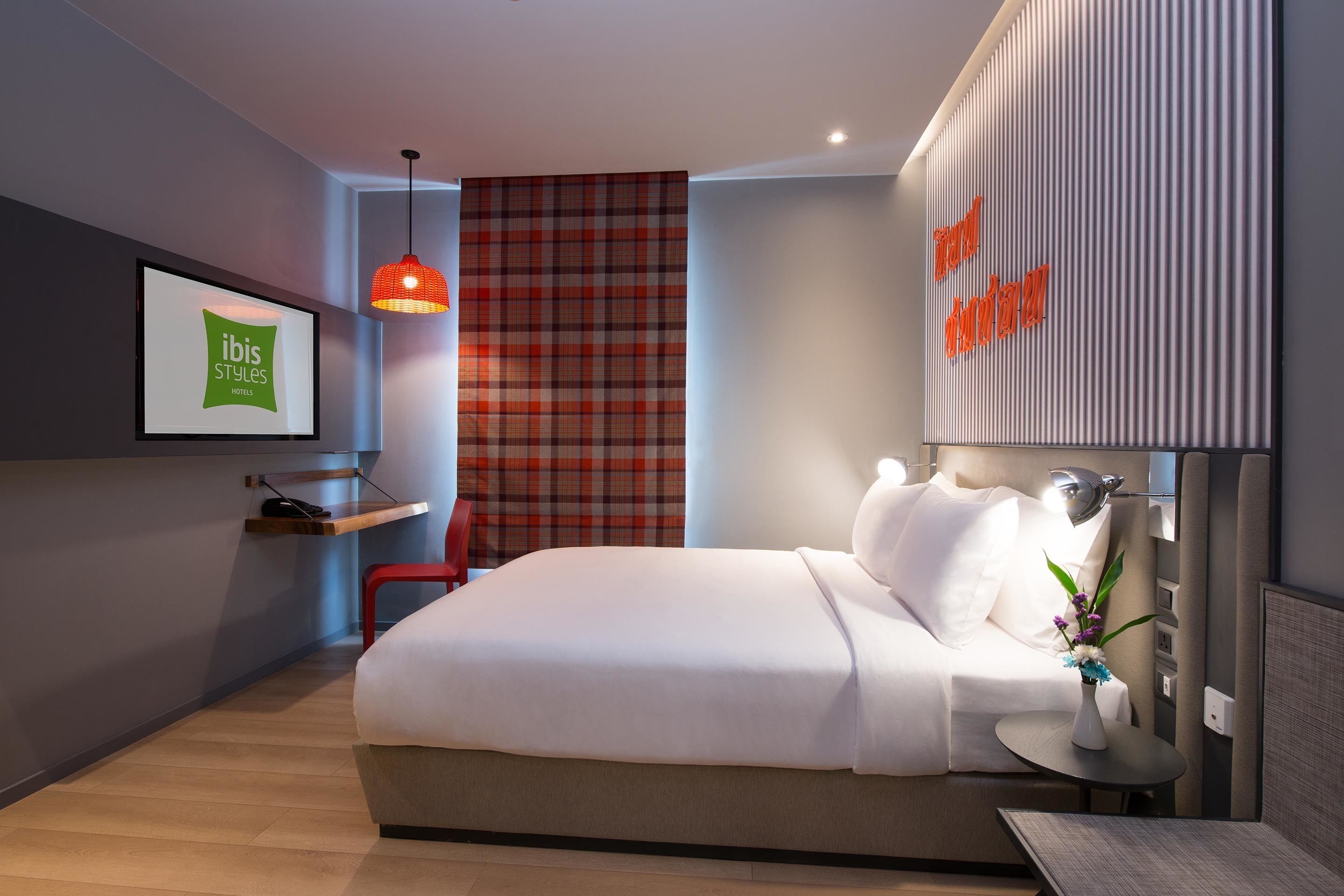 standard room, 1 queen bed | in-room safe, desk, blackout curtains, free cots/infant beds