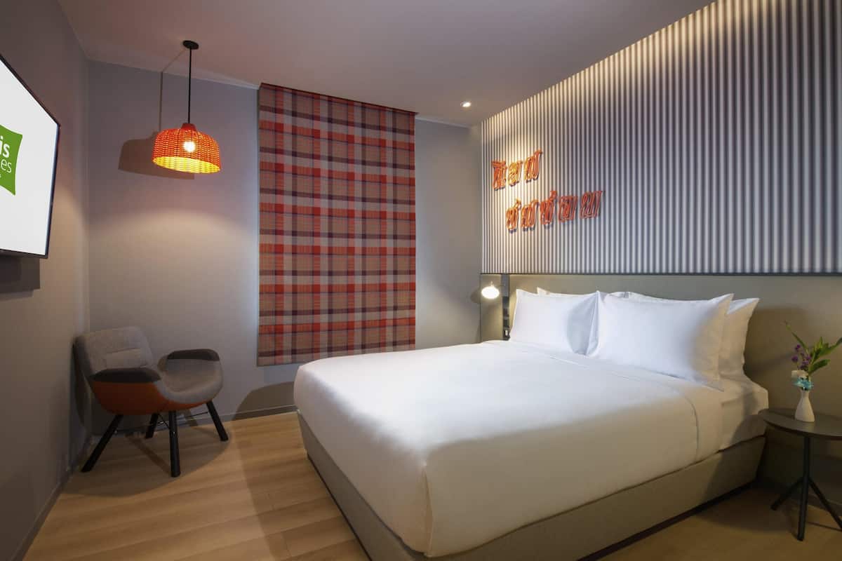 Standard Room, 1 Katil Ratu (Queen) | Peti besi dalam bilik, meja, langsir/tirai gelap terus