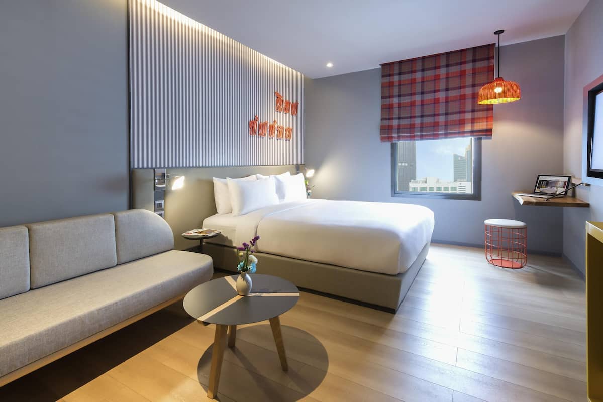 Una cassaforte in camera, una scrivania, tende oscuranti