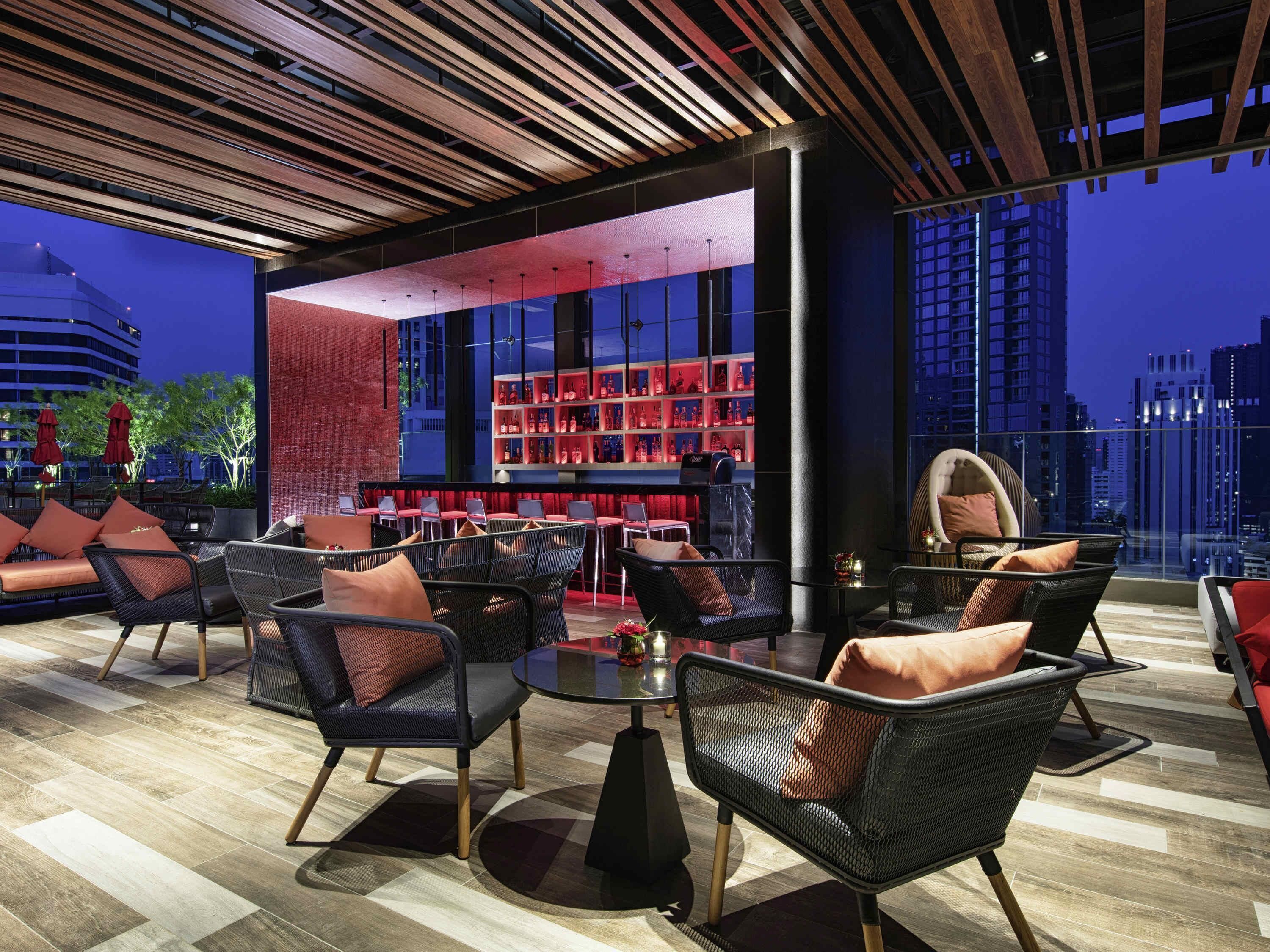 2 bars/lounges, rooftop bar