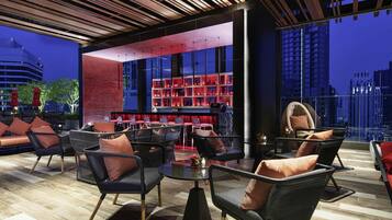 2 quầy bar/khu lounge, bar ở tầng thượng