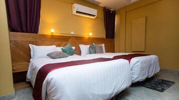 Minibar, safe på rommet, skrivebord og skrivebord for bærbar PC