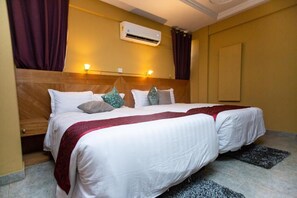 Minibar, in-room safe, desk, laptop workspace - Sam's Cottage (Accra)