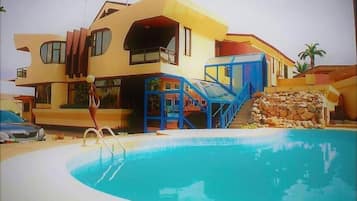 Utendørsbasseng, bassengparasoller og solsenger