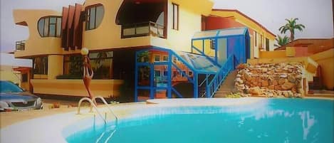 Piscine extérieure, parasols de plage, chaises longues