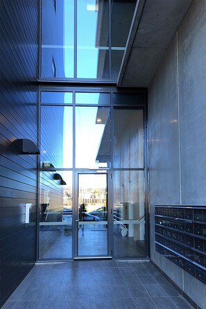 Property entrance - Greenwich Apartment (Campbell)