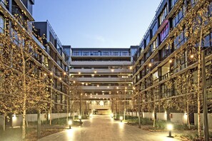 Courtyard - Greenwich Apartment (Campbell)