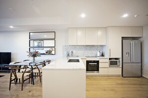 Executive Apartment, 2 Bedrooms, 2 Bathrooms | Private kitchen - Greenwich Apartment (Campbell)