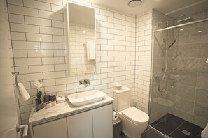 Executive-Apartment, 2 Schlafzimmer, 2 Bäder | Badezimmer | Dusche, Regendusche, Designer-Toilettenartikel, Haartrockner