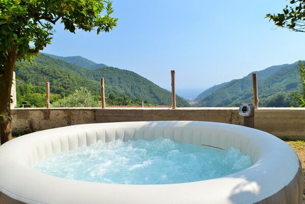 Outdoor spa tub