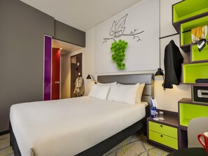 Habitación estándar, 1 cama matrimonial | Caja de seguridad en la habitación, escritorio y insonorización 