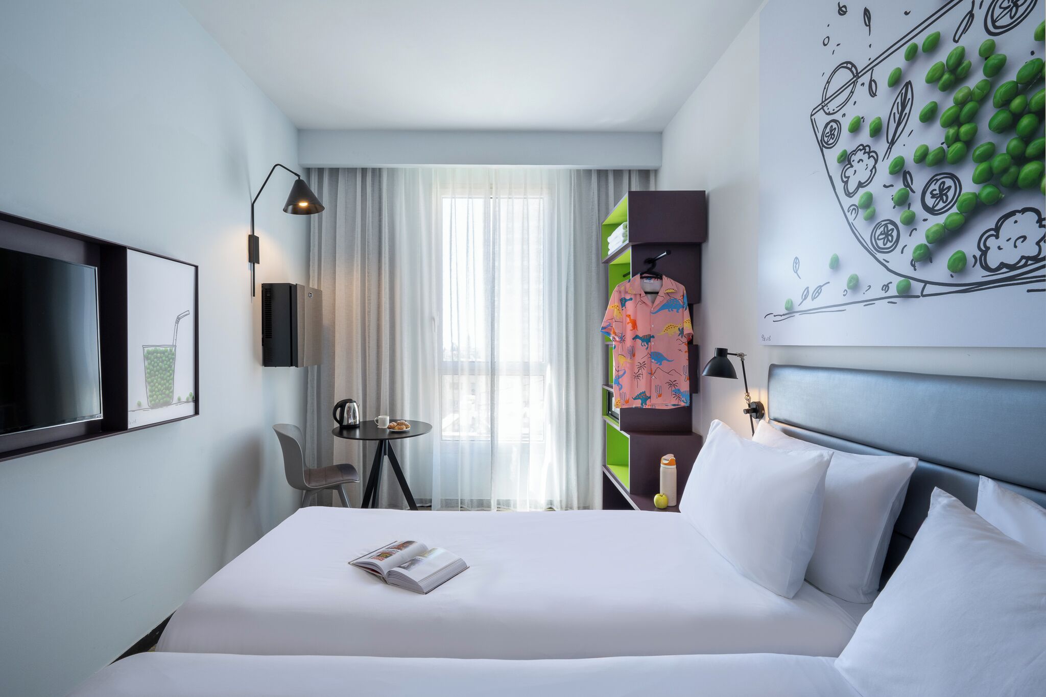 Kamar Twin Standar, 2 Tempat Tidur Twin | Brankas, meja kerja, kedap suara, dan tempat tidur bayi gratis
