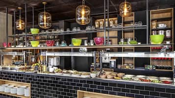Petit déjeuner buffet servi tous les jours en supplément