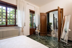 2 bedrooms, desk, travel cot, free WiFi - Elegant apartment garden view, 15 min from Vatican and Trastevere, heart of Rome (Roma)