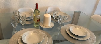 Apartment mit Terrasse und Meerblick, WIFI und Haustiere auf Anfrage. Golf bei 2 km