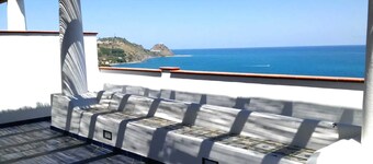 Apartamento de dos habitaciones con vistas al mar y las islas Eolias a solo 3 'de la playa de San Gregorio