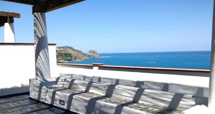 Two-room apartment overlooking the sea and the Aeolian Islands just 3 'from the beach of San Gregorio