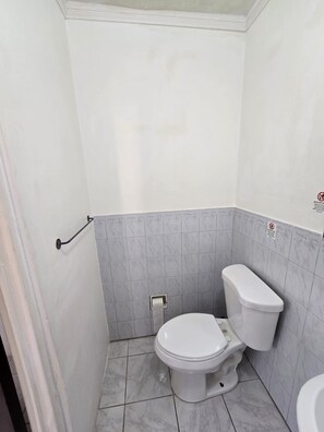 Ensemble douche/baignoire, papier toilette