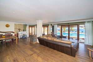 TV, DVD player, stereo - Impressive Villa, ideal for families with Stunning Sea Views (Villajoyosa)