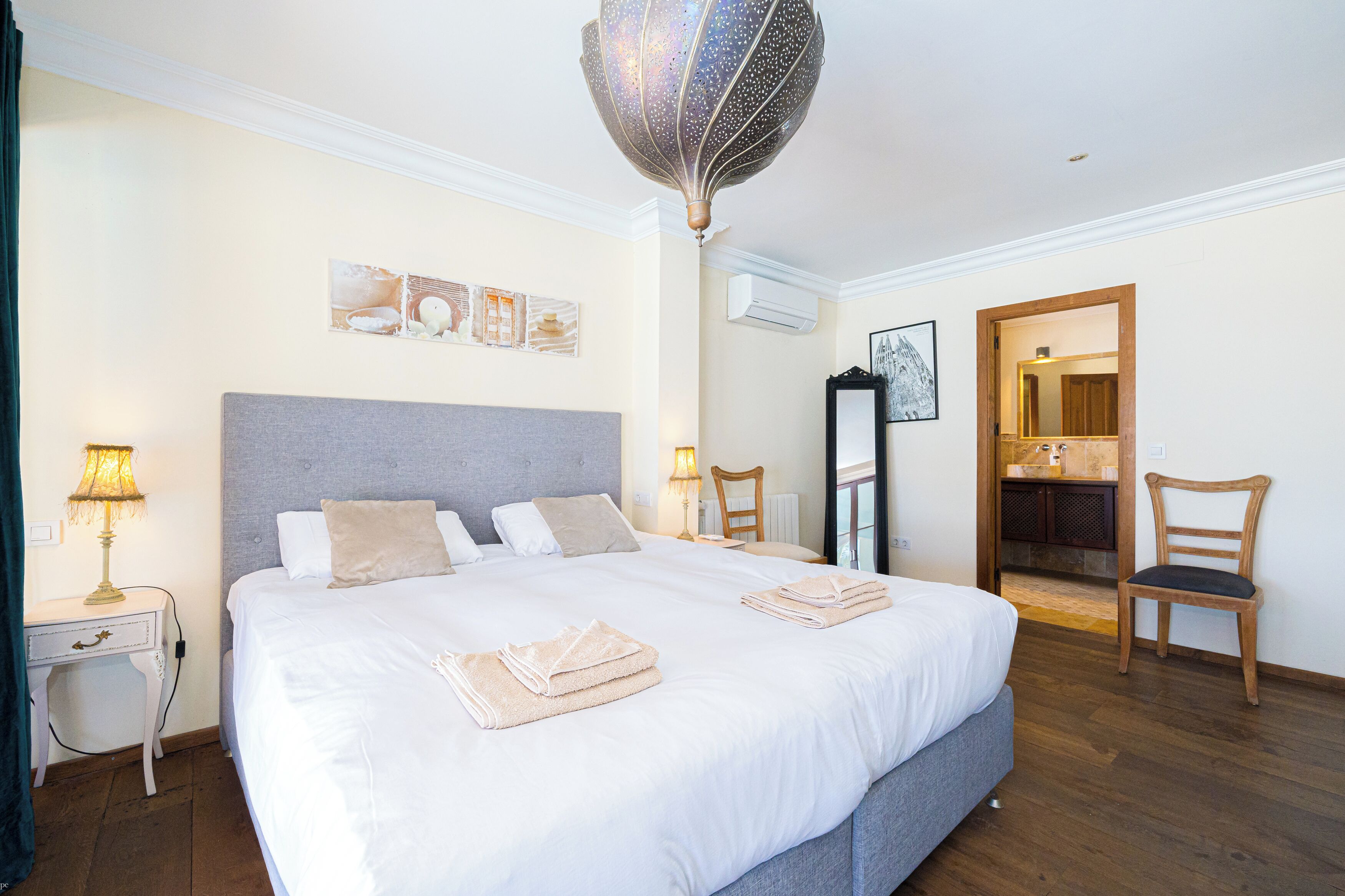 6 slaapkamers, een bureau, een strijkplank/strijkijzer, gratis wifi