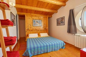 3 habitaciones, tabla de planchar con plancha, cuna de viaje y wifi