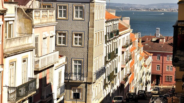 A row of buildings with balconies overlooking a body of water. - Comfortable and stylish apartment, fully equipped, in Lapa in Lisbon (Lisboa ciudad)