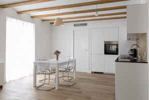 Kühlschrank, Mikrowelle, Ofen, Geschirrspüler