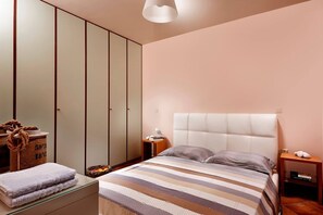 3 bedrooms, in-room safe, iron/ironing board, travel crib