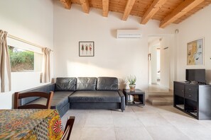 TV, DVD player, books, stereo