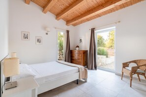 3 bedrooms, in-room safe, desk, iron/ironing board