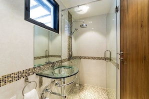 Shower, free toiletries, hair dryer, bathrobes - Asia Baan 10 pool Villas (Choeng Thale)